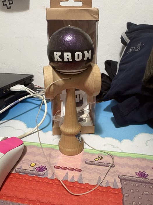 Krom strogo sticky mov