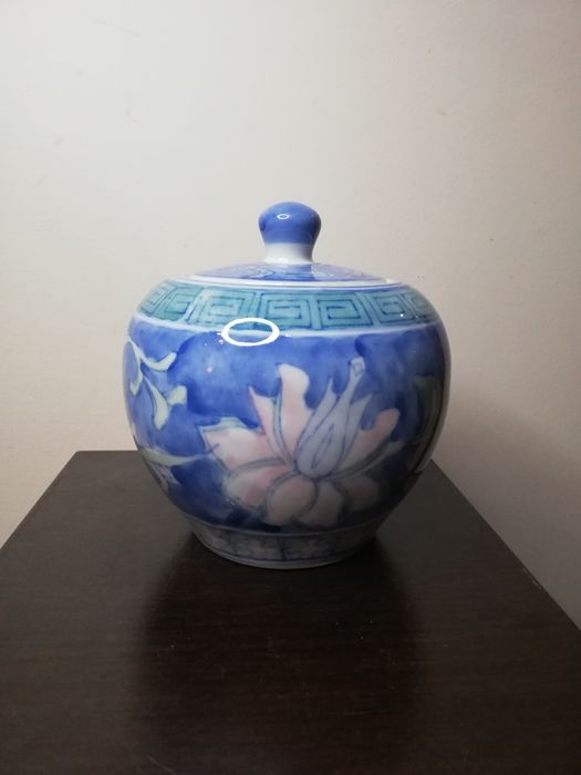 Ръчно рисуван, порцеланов съд с капаче.