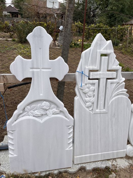 Cruci/ monumente funerare din marmura !