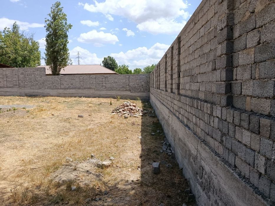 Yangi bozorda 10 sotix yer maydoni 5sotixi sotiladi