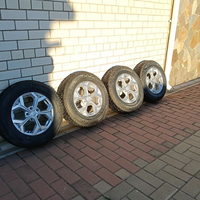 Bridgestone 215/70/R16  5/114.3