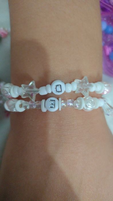 Vând brățări ,coliere ,breloguri