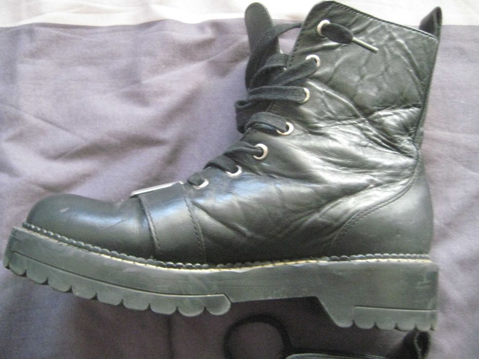 Продавам кожени дамски черни боти Zara Basic Made in Cambodia