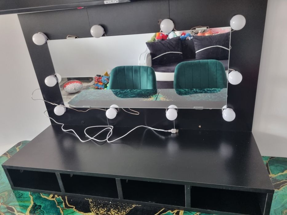 Vând dulap cu oglinda si leduri nou