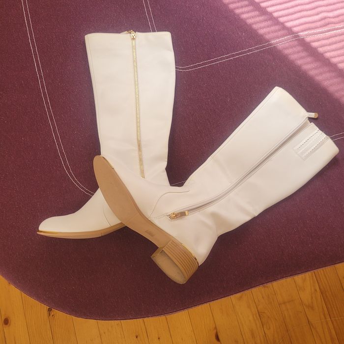 Бели дамски ботуши