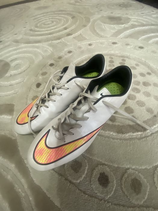Ghete de fotbal mercurial