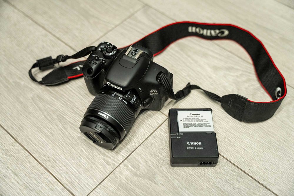 Vand Canon 600D cu obiectiv 18-55 IS (cu stabilizare) 2600 cadre NOU