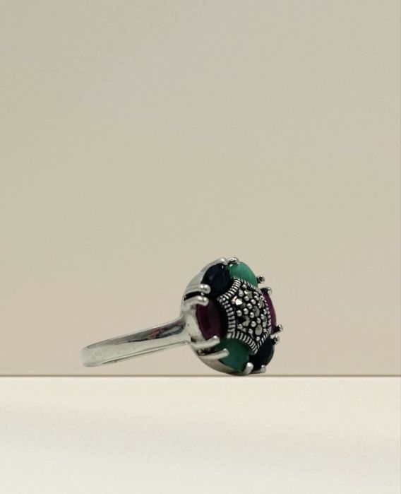 Сребърен пръстен със полускъпоценни камани