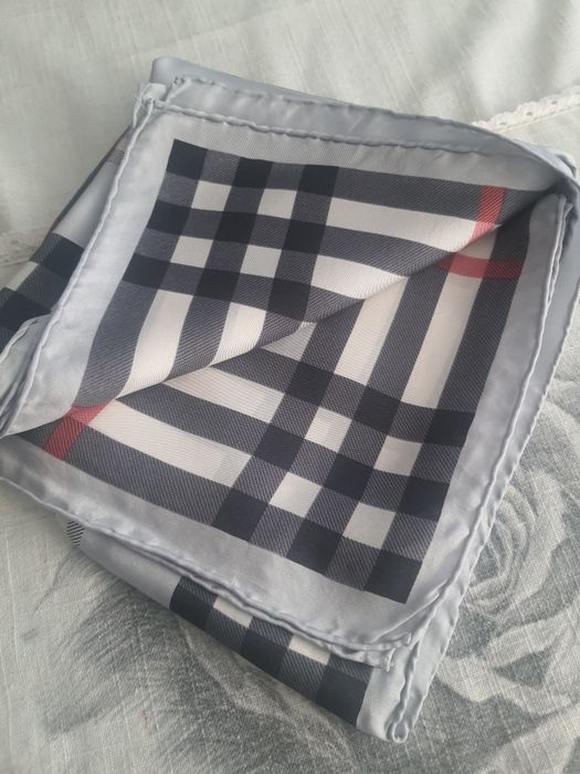 Burberry копринен шал
