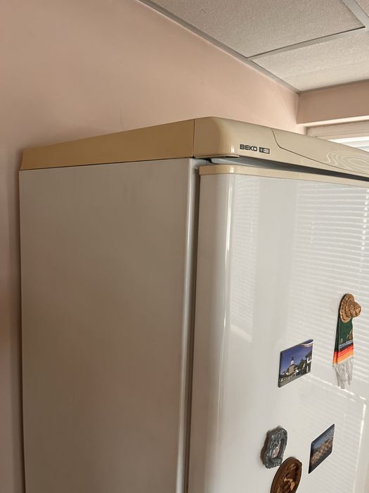 Готварска печка с котлони и хладилник