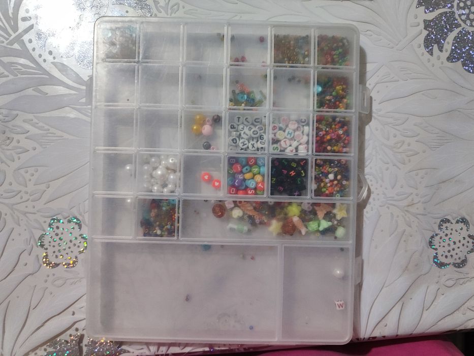 Продам бисер обе пачки за 1500 тенге б/у