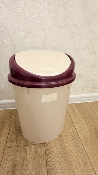 Мусорные ведра.