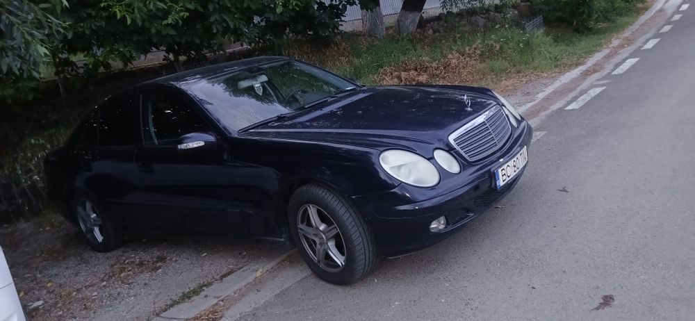 Vând Mercedes E 220
