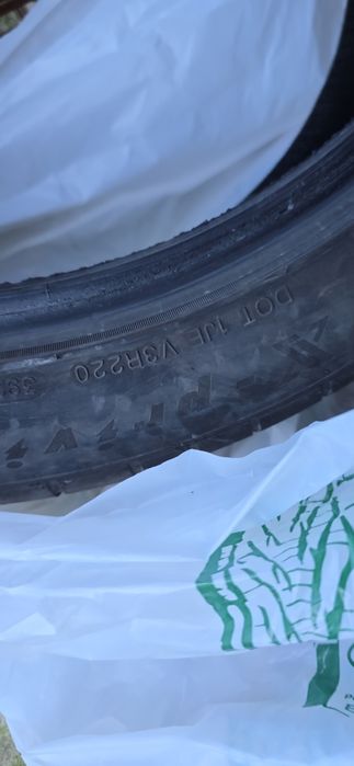 Vand anvelope pe 2 dimensiuni 295 35 20 si 255 40 20