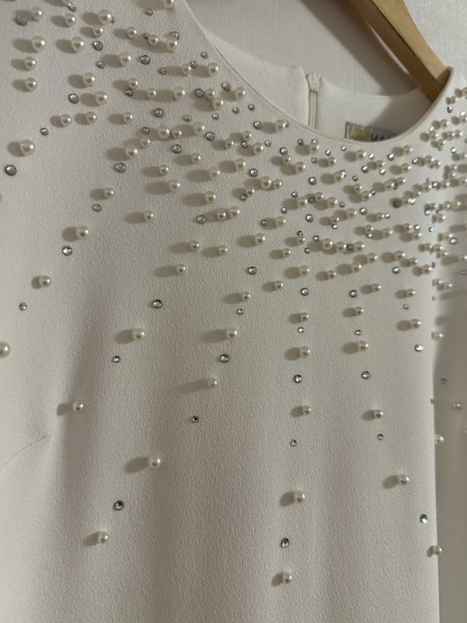 Бяла рокля с перли