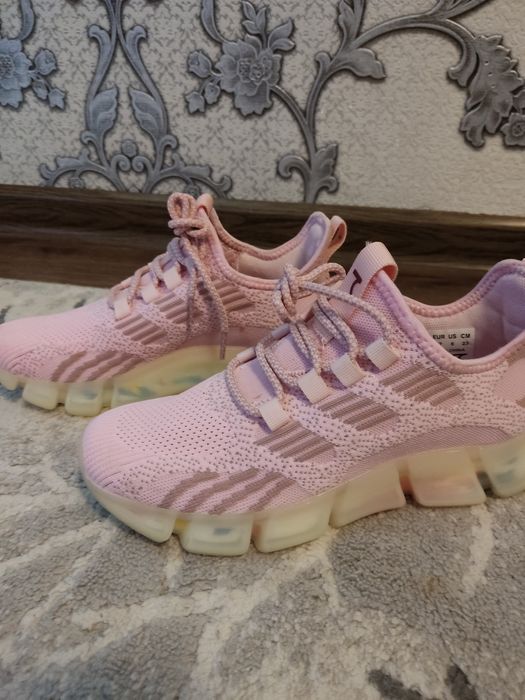 Кроссовка сотилади