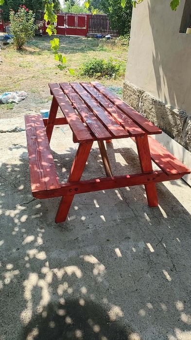 Masă cu bănci de gradină si exterior