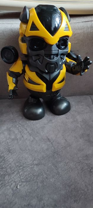 Робот электронный танцует