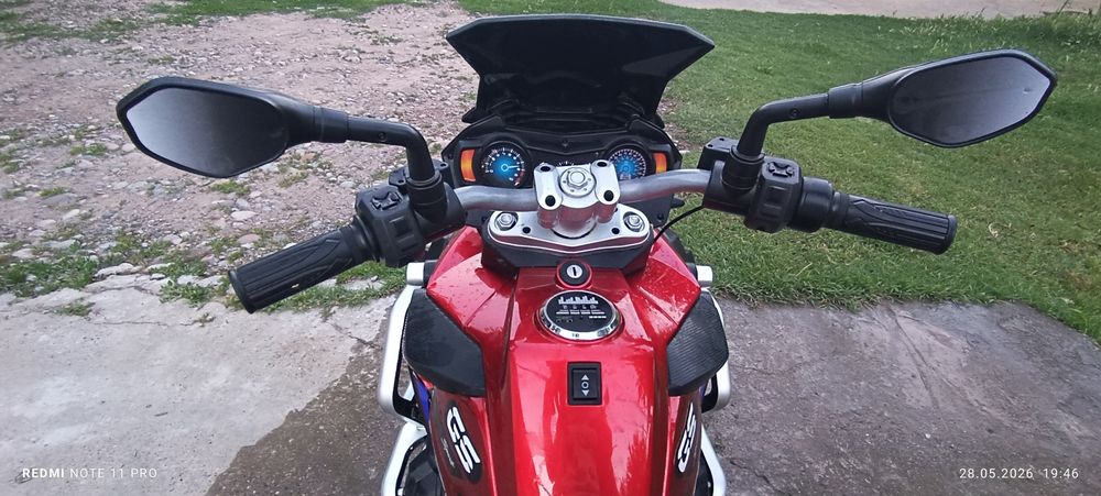 Bolalar uchun mototsikl kalitda o't oladi