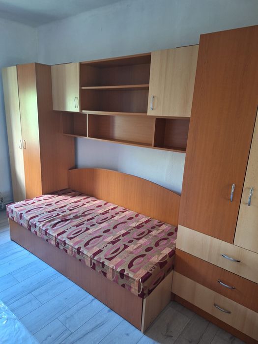 Mobilier “tineret” de vânzare