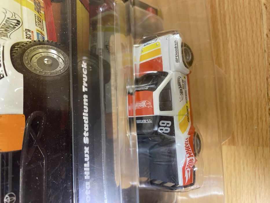 Hot Wheels Elite 64 Toyota Hilux 1989 macheta auto scara 1:64