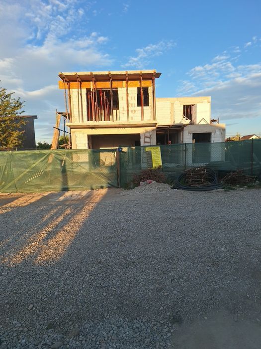 Casa la rosu in Cartieru Grigoresc