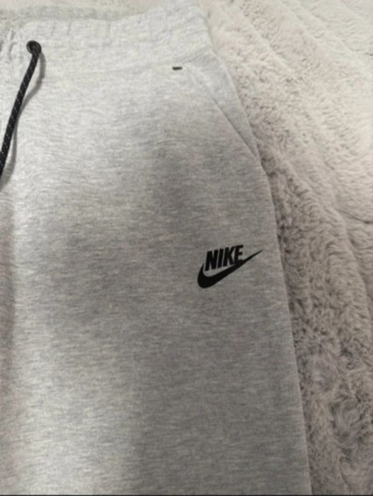 pantaloni gri nike tech