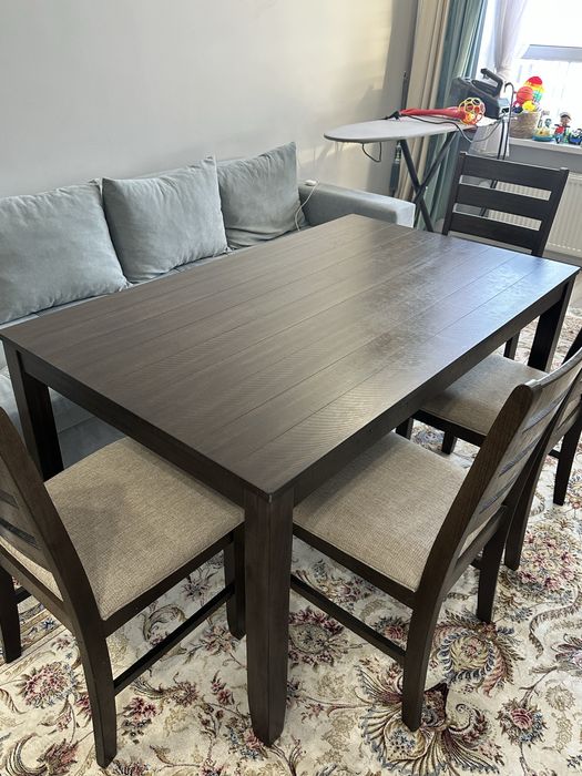 Обеденный стол со стульями