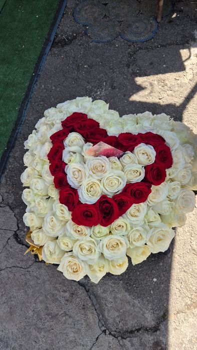 Розы в коробке, корзине