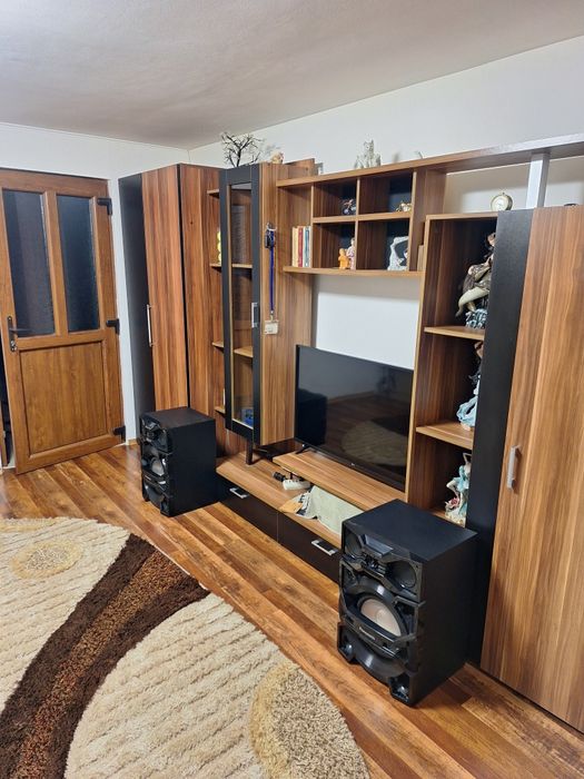 Vând mobila de living