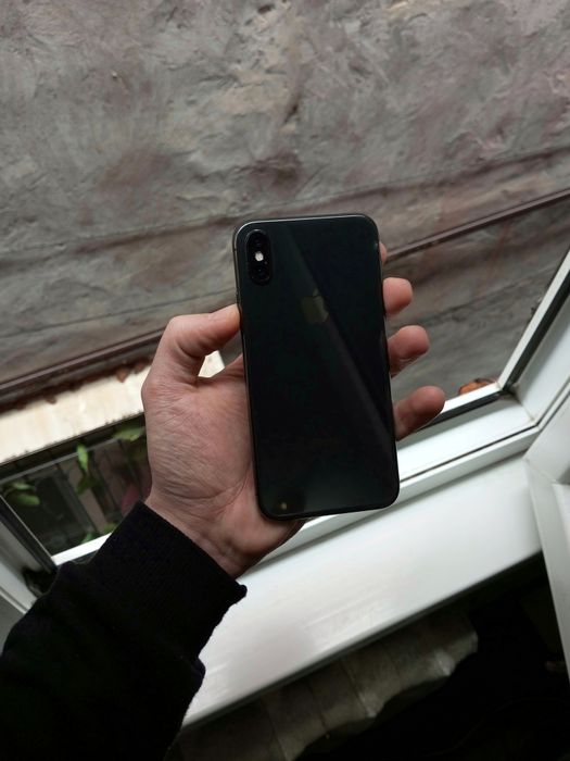 Apple iPhone X Black. Apple in California.