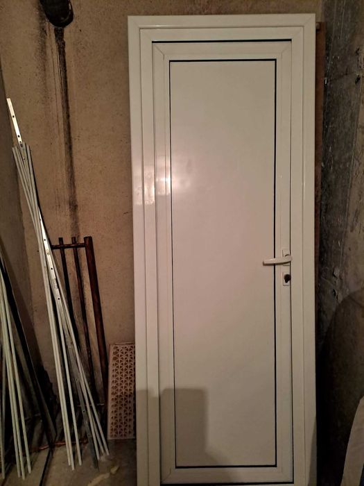 Продавам Алуминиева врата за баня