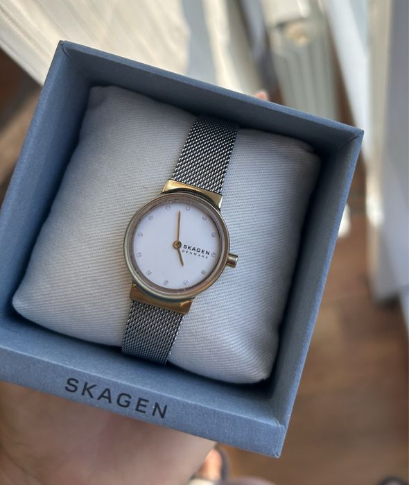 Дамски часовник с камъни Skagen
