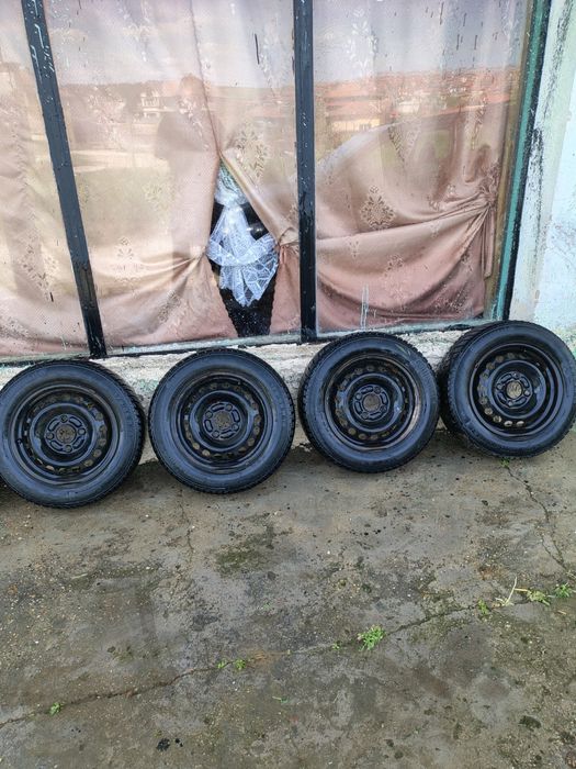 Продавам комплект джанти с гуми 14 цола зимни гуми