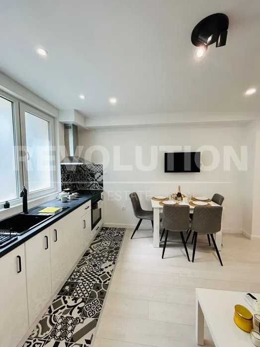 Дава се под наем Тристаен апартамент в Варна, Център - 70 кв.м за 816 € - Снимка #1