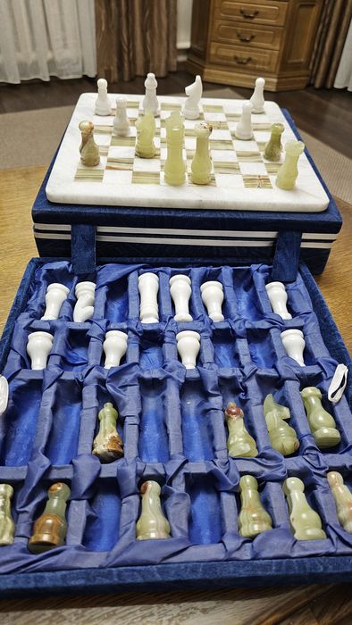 Продам подарочные шахматы оникс.