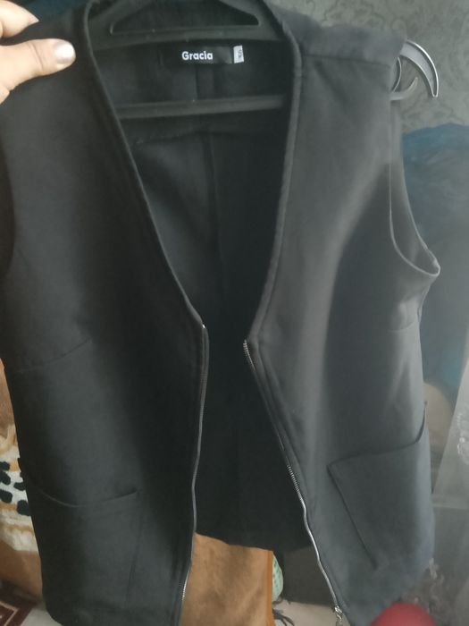 Продаю жилет черного цвета.