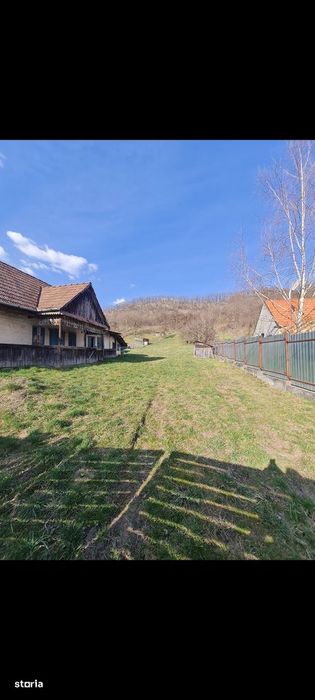 Teren intravilan de vânzare în centrul localității Bozeni – 1700 mp