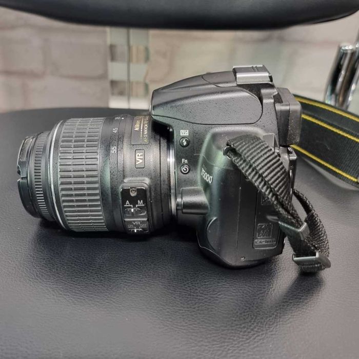 Фотоапарат Nikon D5000 с обектив Nikon AF-S DX NIKKOR 18–55mm f/3.5–5.6G VR
