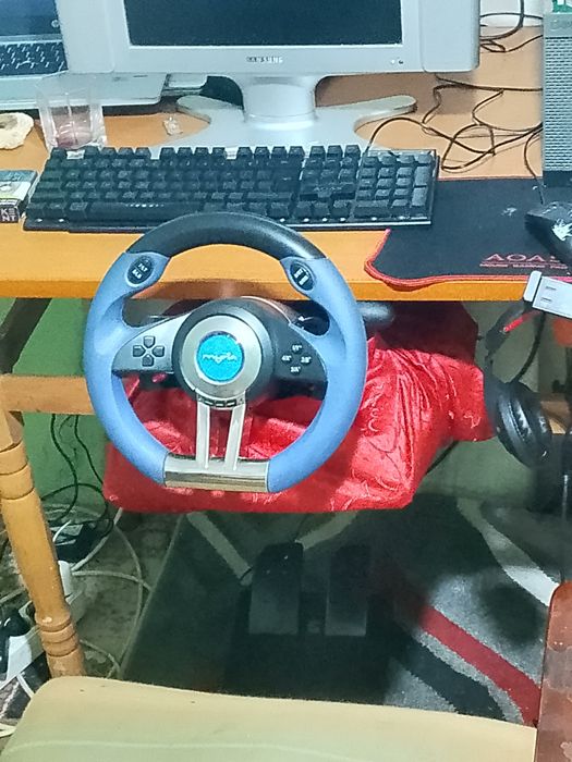 Vand volan gaming myria cu pedale și USB