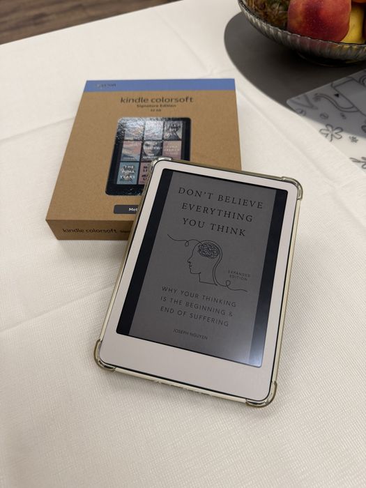 Kindle Colorsoft signature edition with cases and frontskin