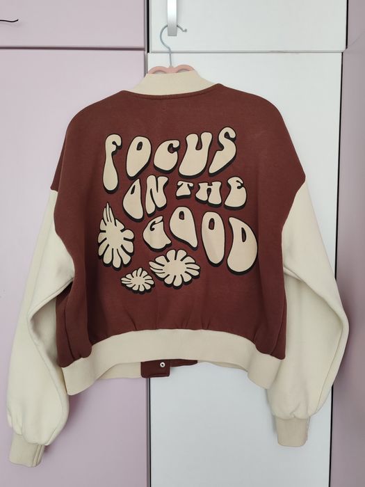 Jachetă Bomber Bershka "Focus on the Good" – Stil College / Varsity (Stare Excelentă)