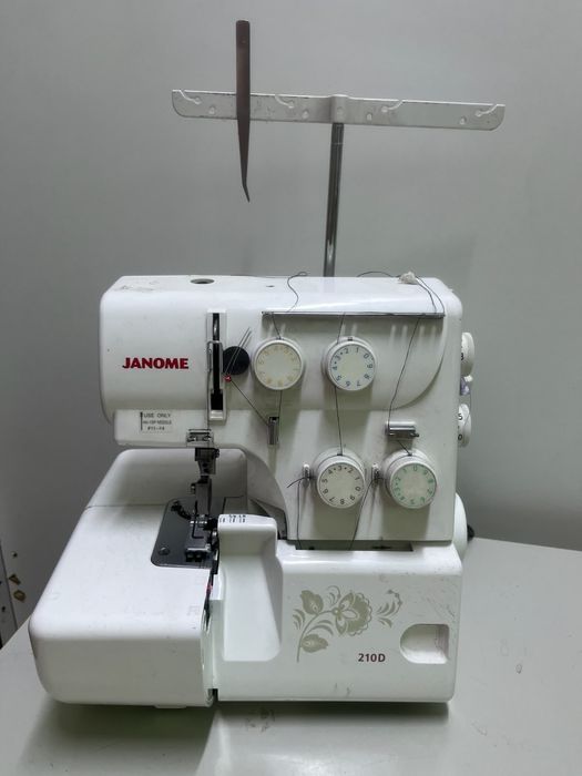 Продаю оверлок Janome