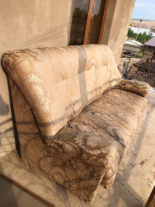 Yumshoq mebel, divan va 2 ta kreslo holati yaxshi