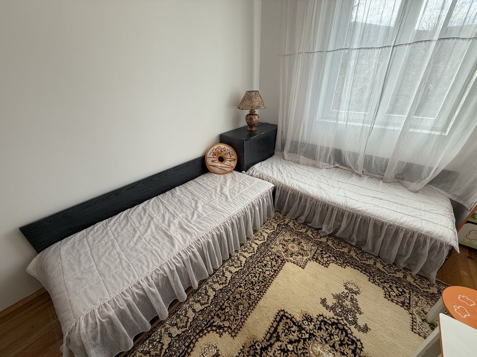 Спалня с две единични легла