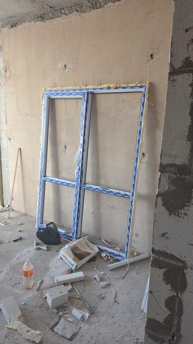 Пластиковая дверь с окошком