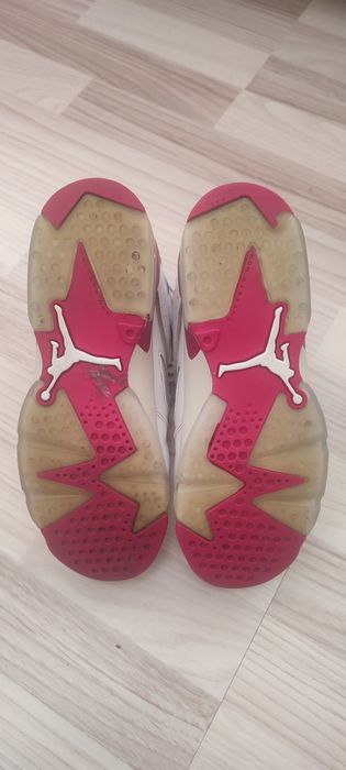 Vând adidași Jordan