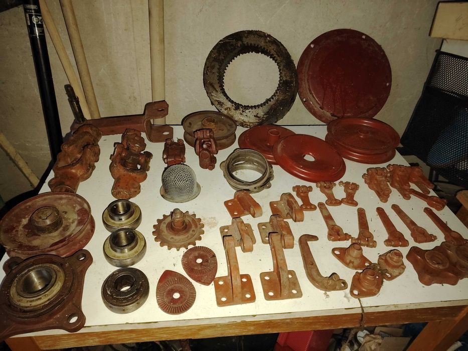 Продавам части за стари камиони и кон