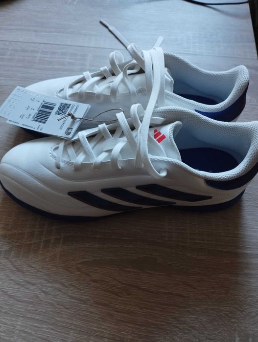 Продавам чисто нови футболни обувки adidas