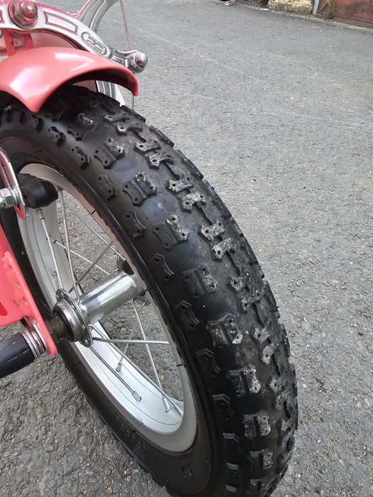 Bicicletă copii GIZMOO 12 inch cu roți ajutătoare – Stare ca Nouă!